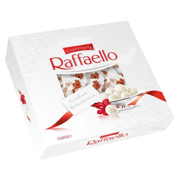 Конфеты Raffaello с цельным миндальным орехом в кокосовой обсыпке, 240 гр., картон